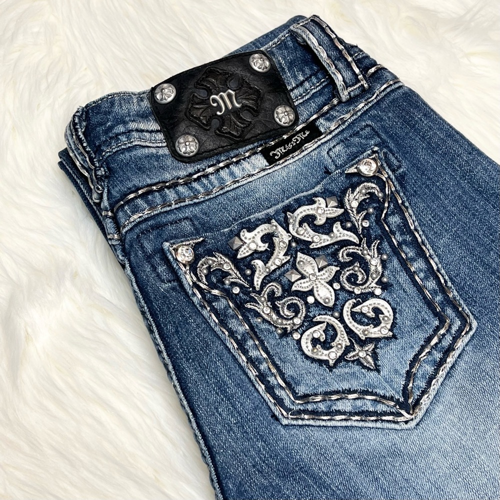 Exclusive Embellished Miss Me Easy Boots jeans in Pacifica color. Size 27